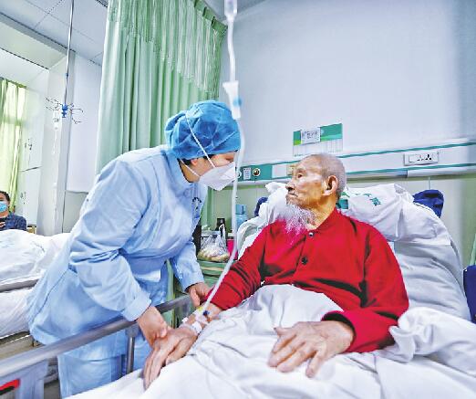 济南百岁老人“战胜”新冠康复出院 医生提醒：糖尿病人感染新冠后要根据血糖状况调整降糖药用量