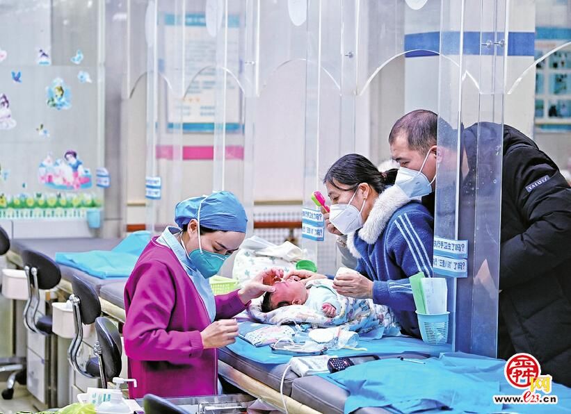 济南市儿童医院急诊科医护：面对患儿，他们是慈母慈父 面对自己，他们是患者