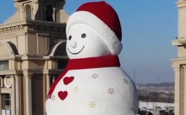[영상] '얼음도시'에 등장한 거대 눈사람