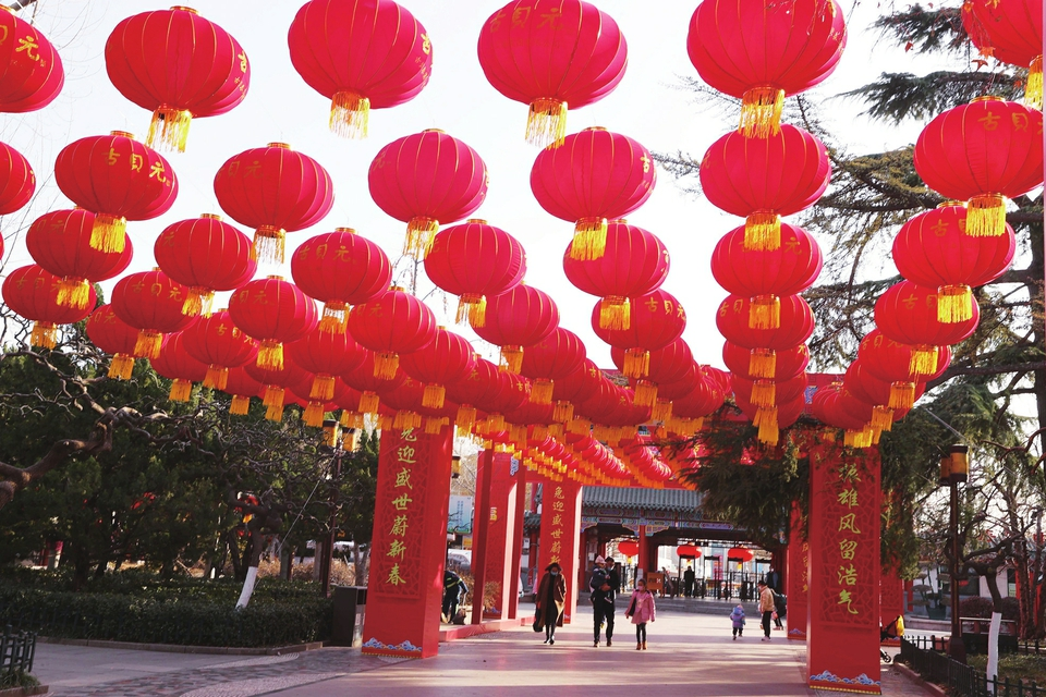 Red Lanterns Raising High Welcoming Spring Festival