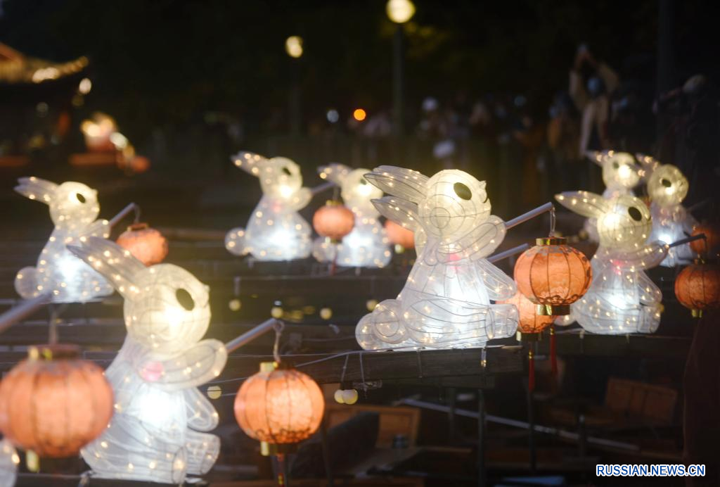 Гребные лодки на озере Сиху в городе Ханчжоу украшены фонарями в виде зайчика