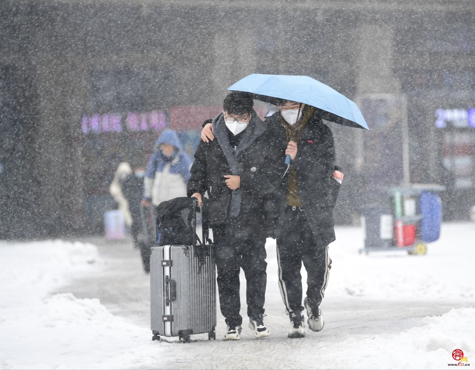 风雪回家路！农历小年济南三大火车站客流稳中有增