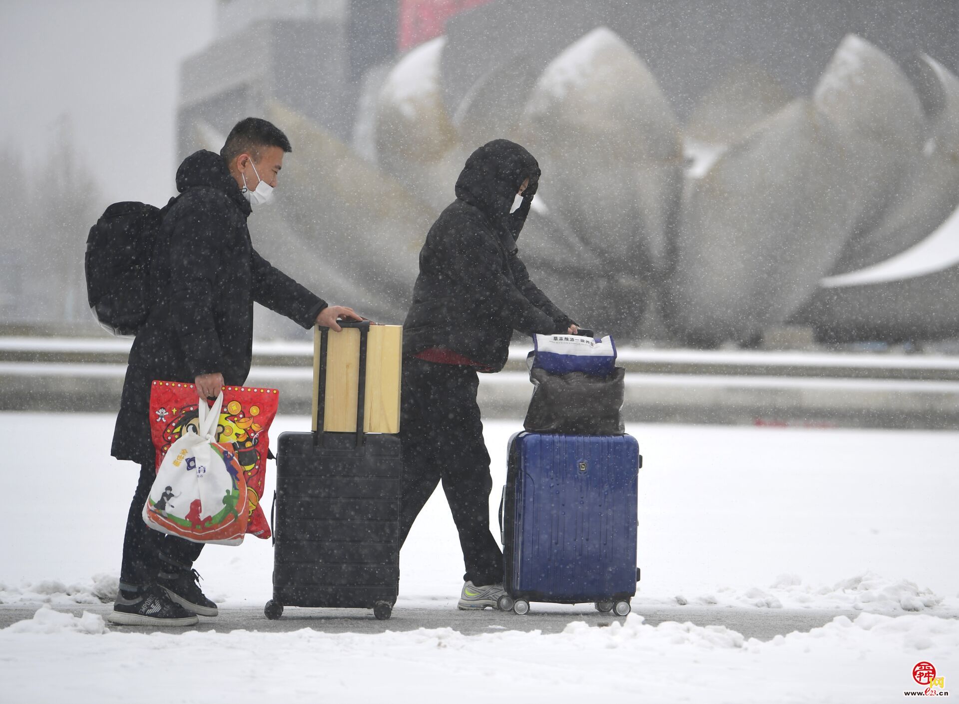 风雪回家路！农历小年济南三大火车站客流稳中有增