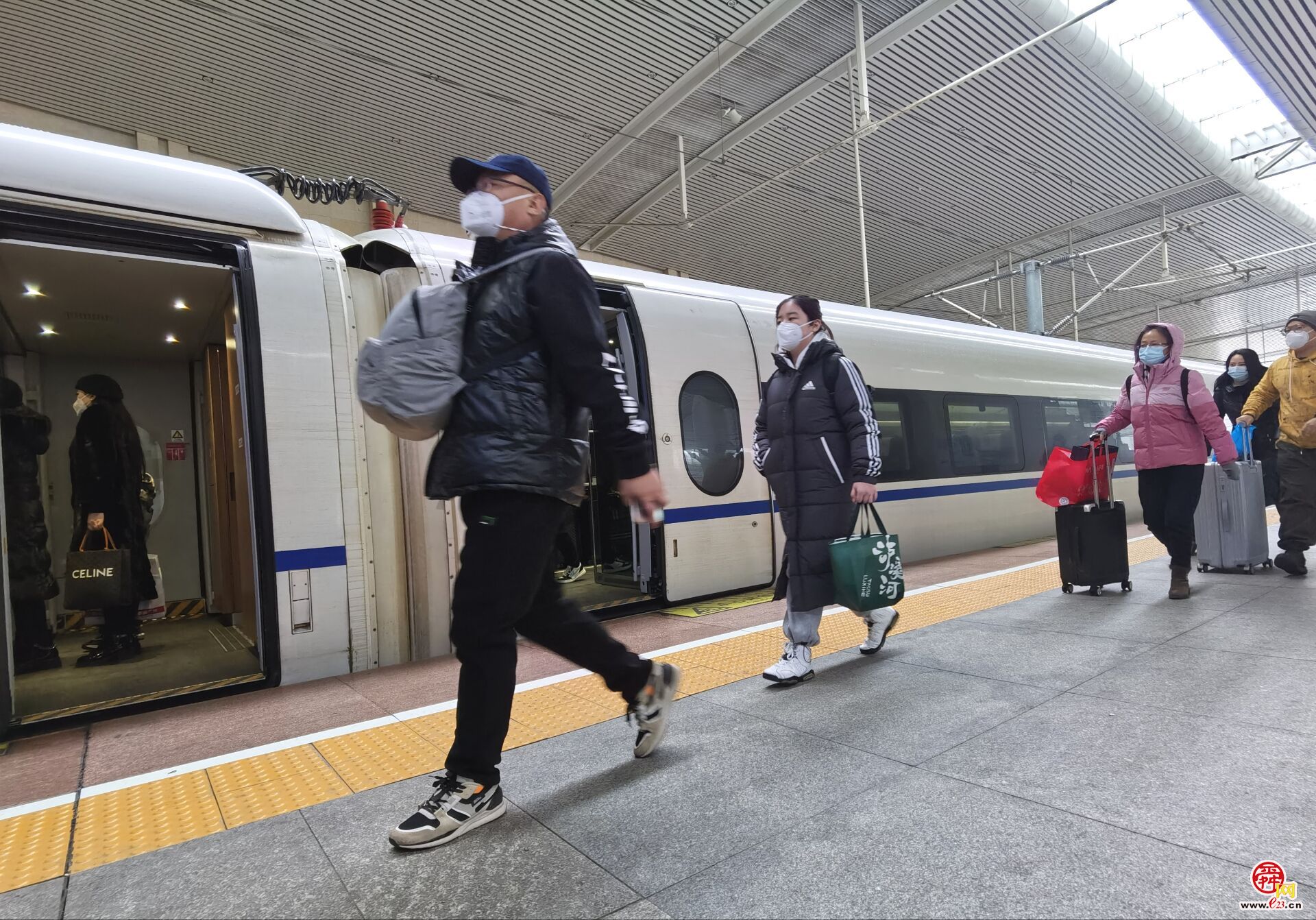 风雪回家路！农历小年济南三大火车站客流稳中有增
