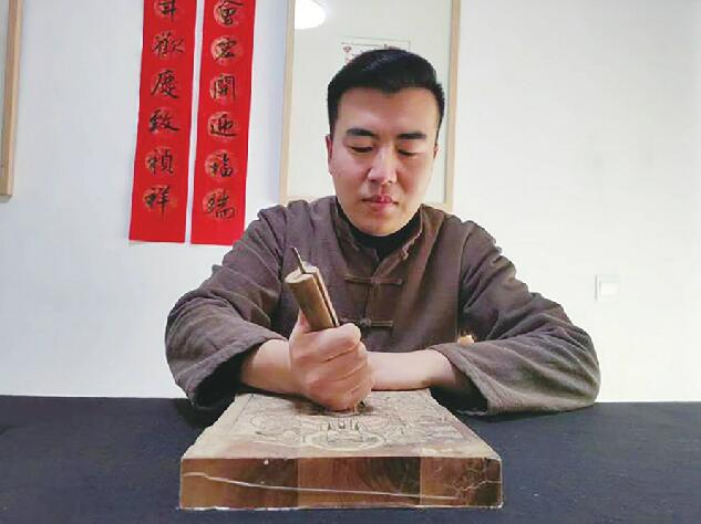 90后非遗传承人高瑞朝 上万刀雕刻让章丘木版年画“火出圈”