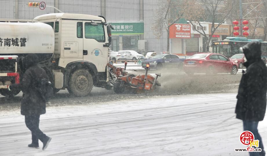闻雪而动 实时除雪 保障市民出行安全