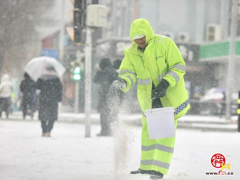 闻雪而动 实时除雪 保障市民出行安全
