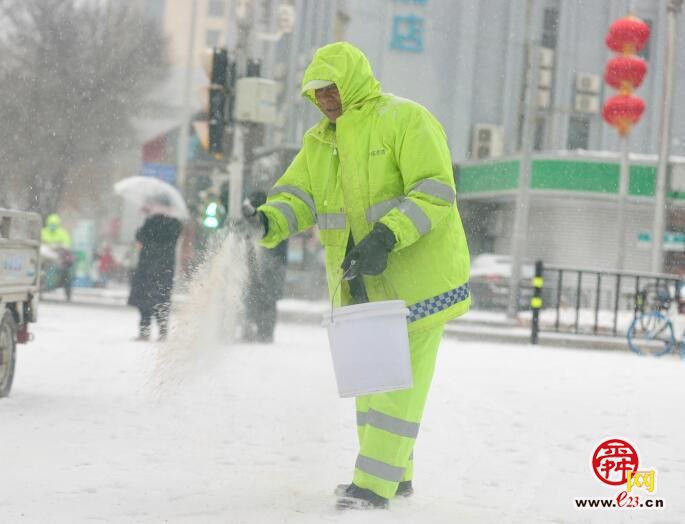 闻雪而动 实时除雪 保障市民出行安全