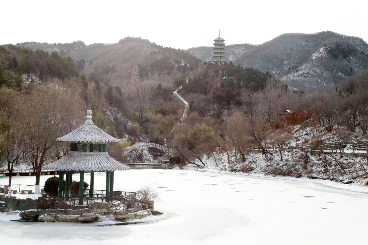 雪后红叶谷冬景似幻