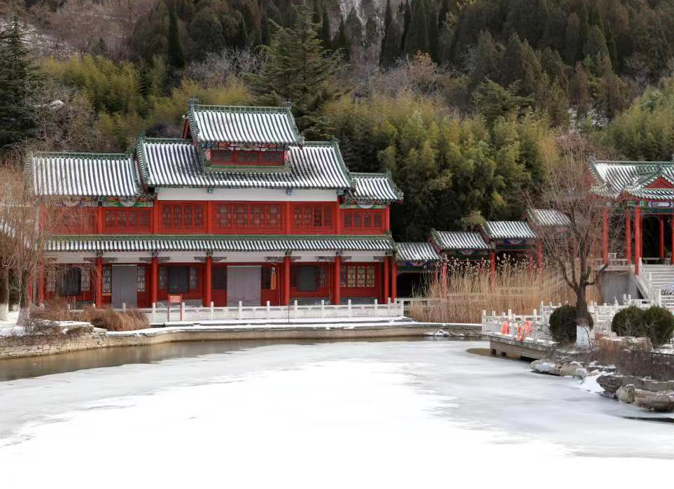 雪后红叶谷冬景似幻