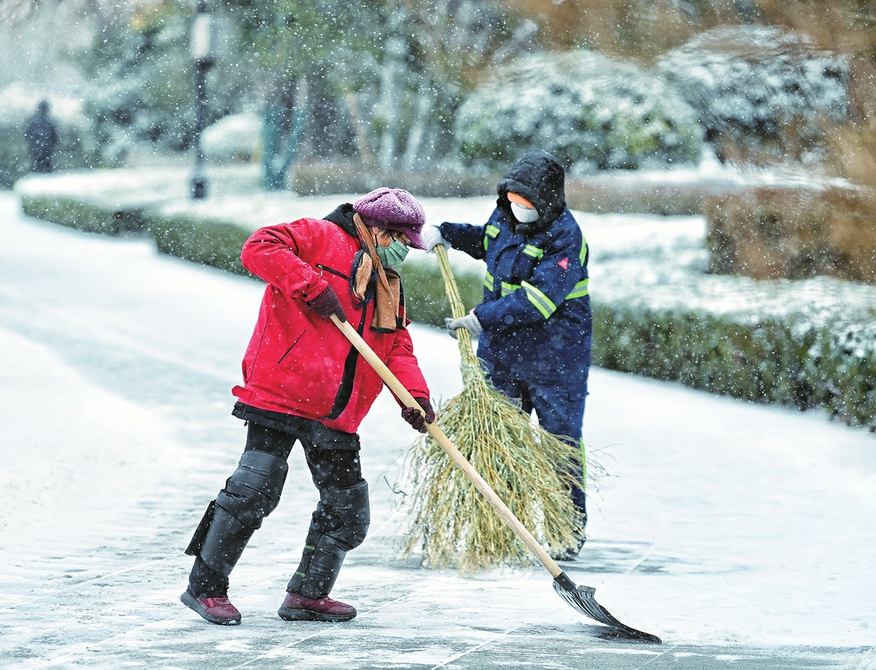 济南降雪基本结束城区各主次道路行车道除雪完毕