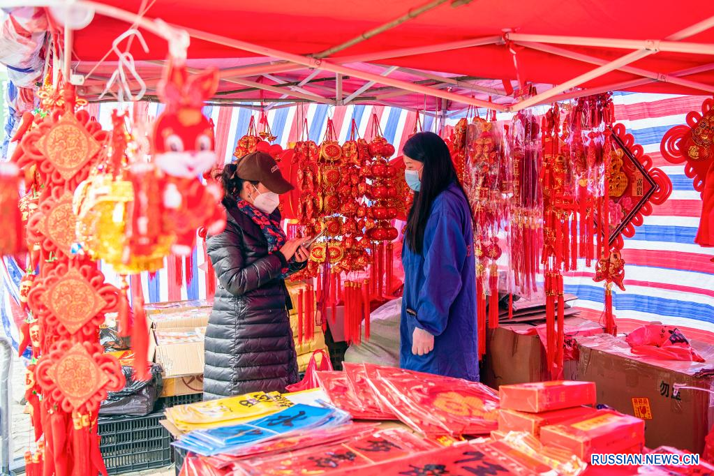 Китайцы покупают новогодние товары в преддверии праздника Весны