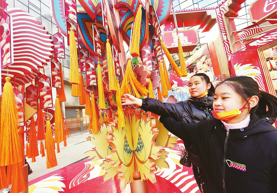 Die festliche Atmosphäre des chinesischen Neujahrs des Hasen wird immer dichter