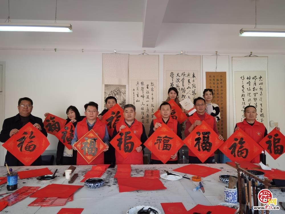 代表回选区送福，书法惠民添年味