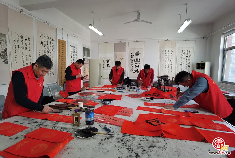 代表回选区送福，书法惠民添年味