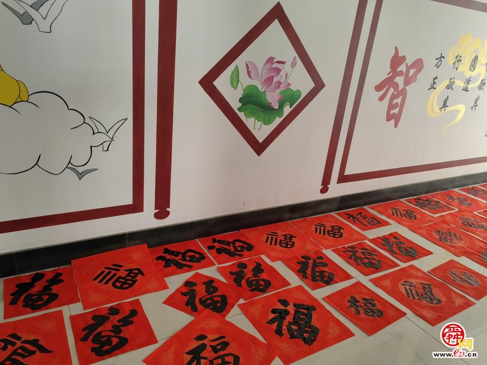 代表回选区送福，书法惠民添年味