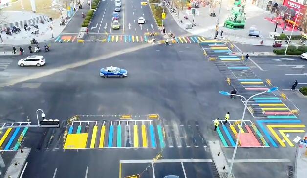 济南首个彩虹式斑马线亮相西客站，看看是啥模样