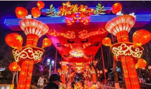 璀璨回归！趵突泉迎春花灯闪耀泉城夜