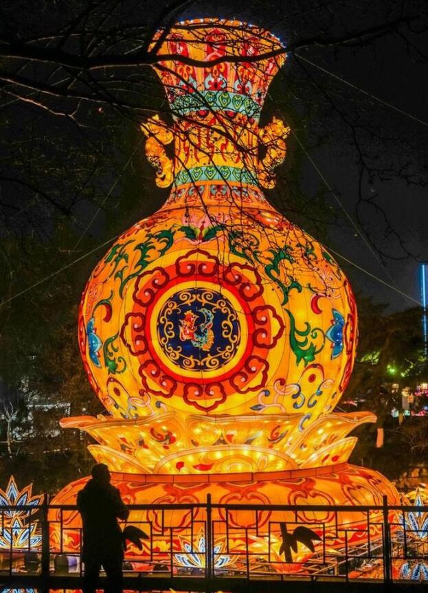 璀璨回归！趵突泉迎春花灯闪耀泉城夜