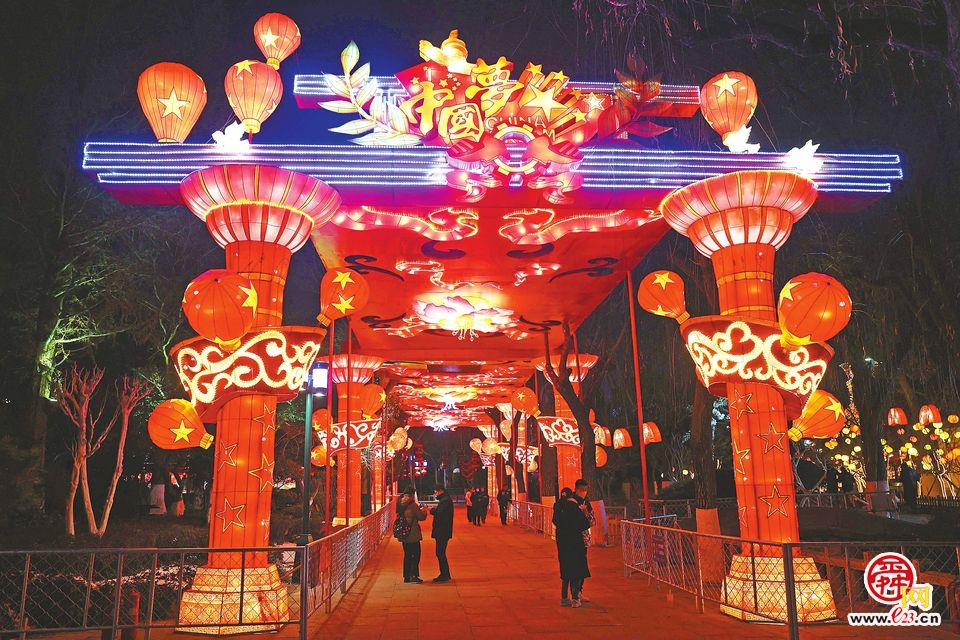 济南趵突泉迎春花灯会 正月初一璀璨回归  