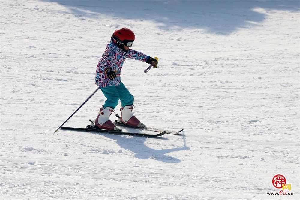 逛庙会、赏冰瀑、滑雪、看绝技…… 欢欢喜喜过大年