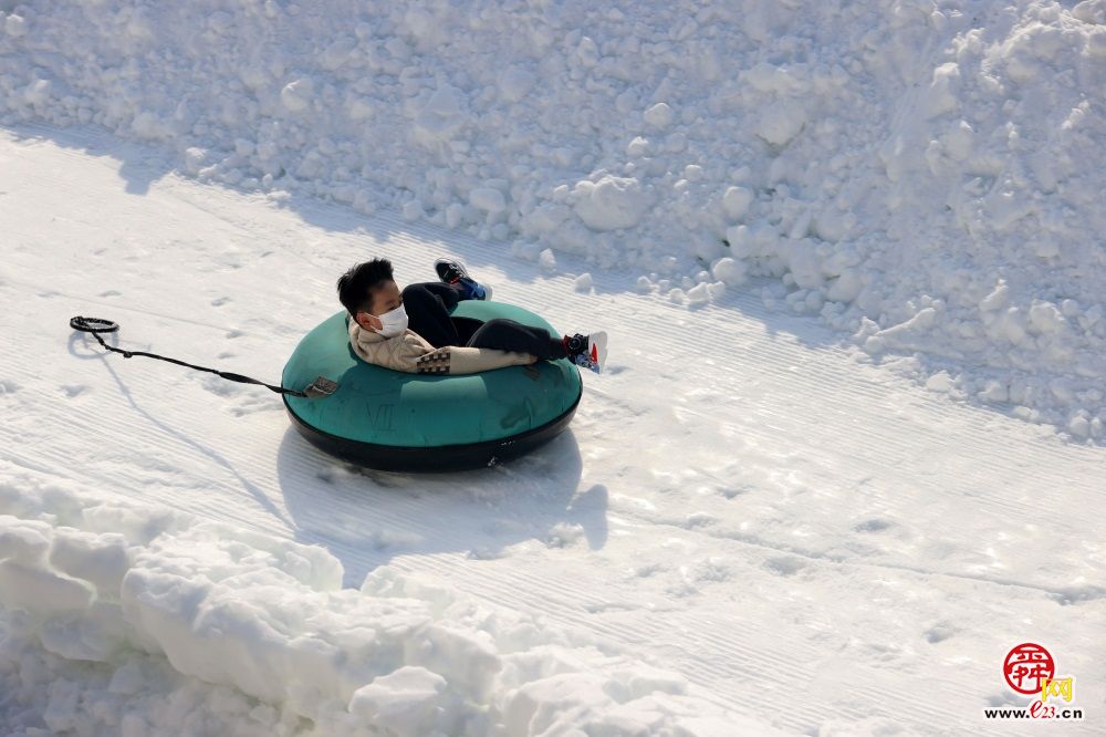 逛庙会、赏冰瀑、滑雪、看绝技…… 欢欢喜喜过大年