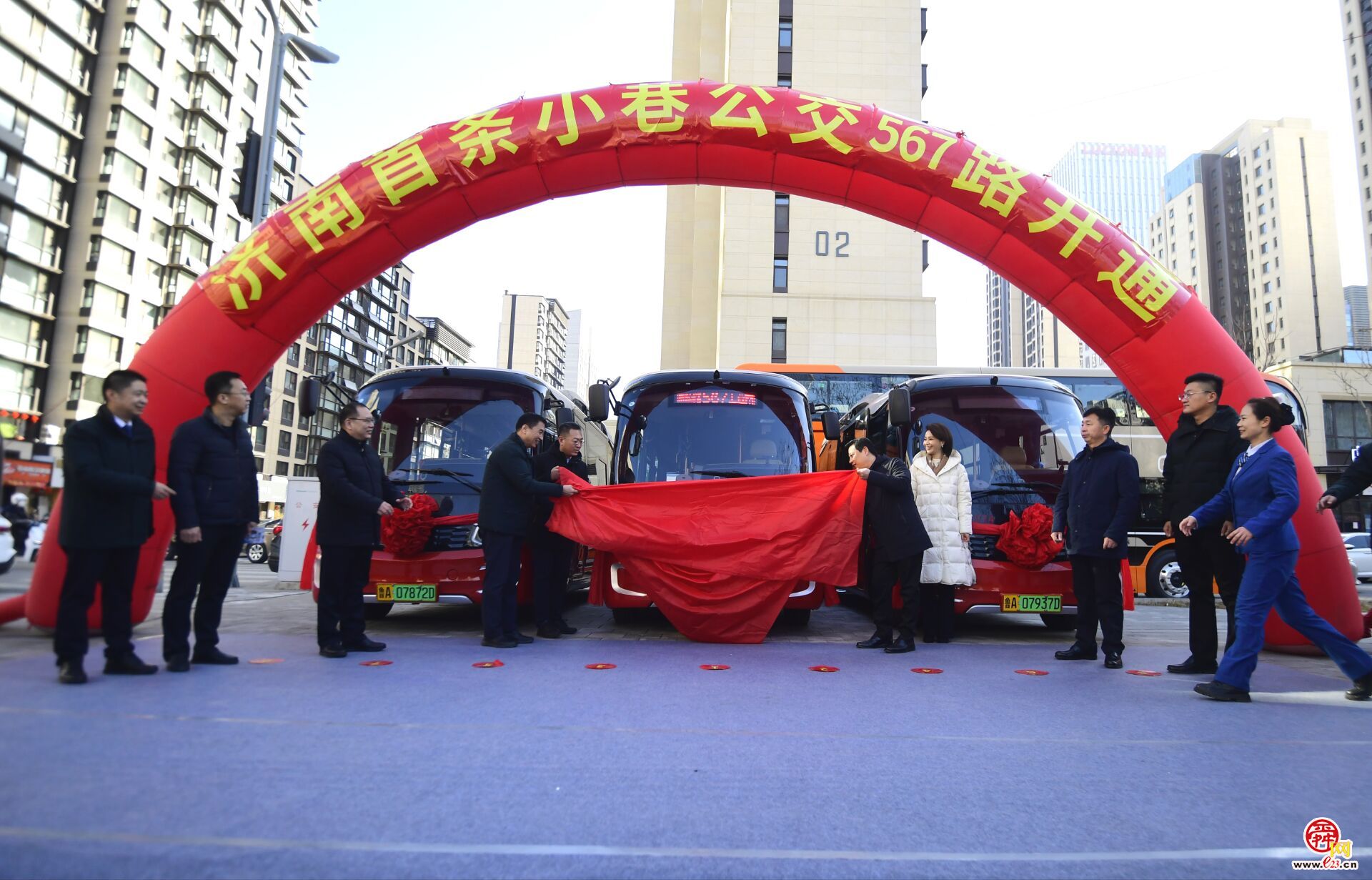 济南首条小巷公交“红墩墩”开通试运行