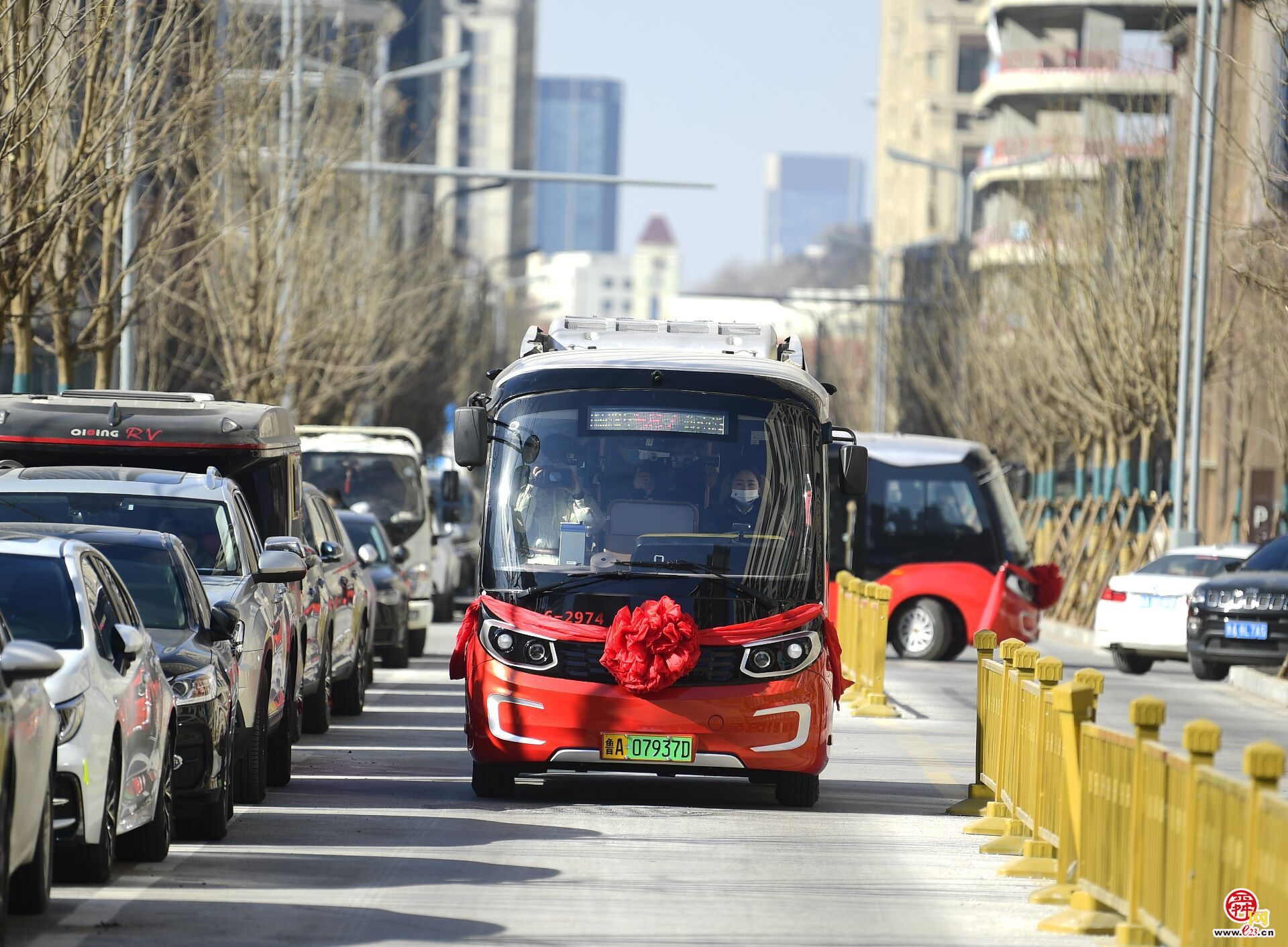 济南首条小巷公交“红墩墩”开通试运行