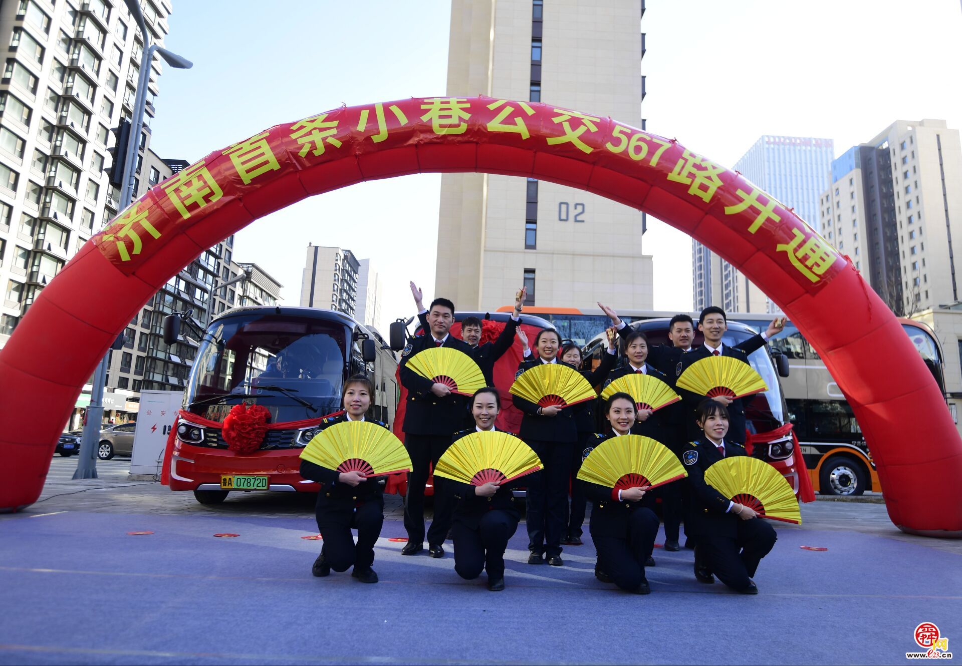 济南首条小巷公交“红墩墩”开通试运行