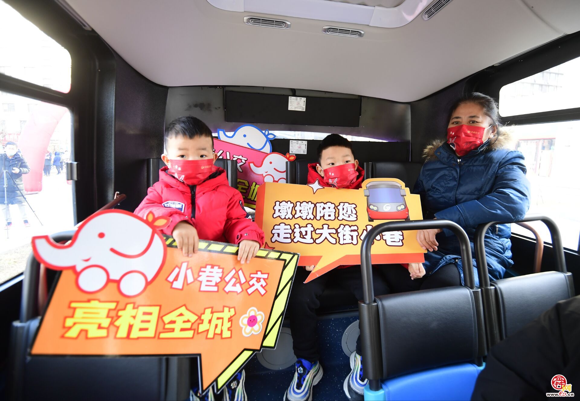 济南首条小巷公交“红墩墩”开通试运行