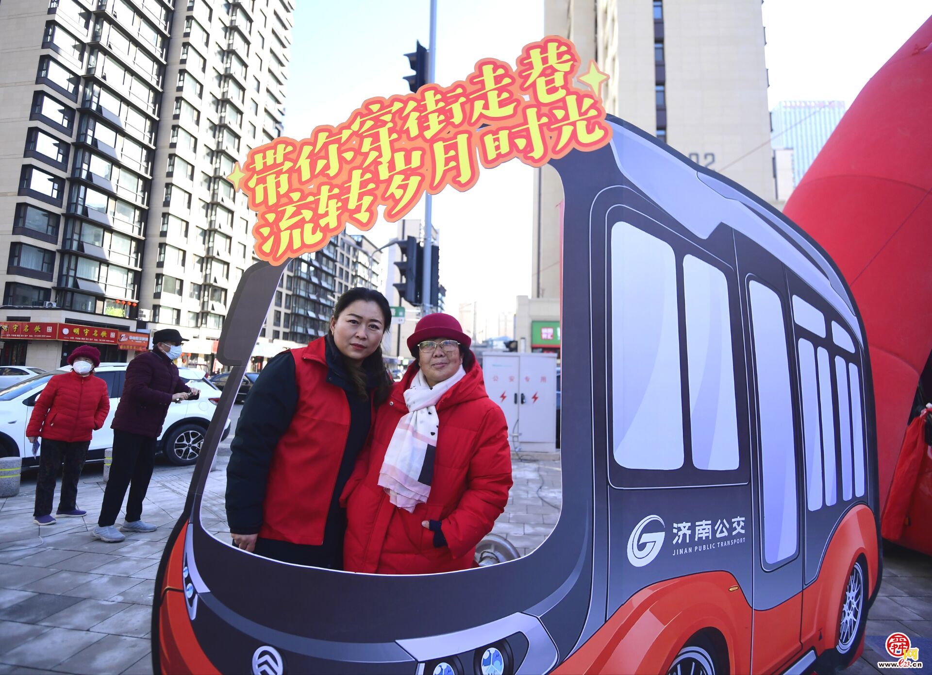 济南首条小巷公交“红墩墩”开通试运行