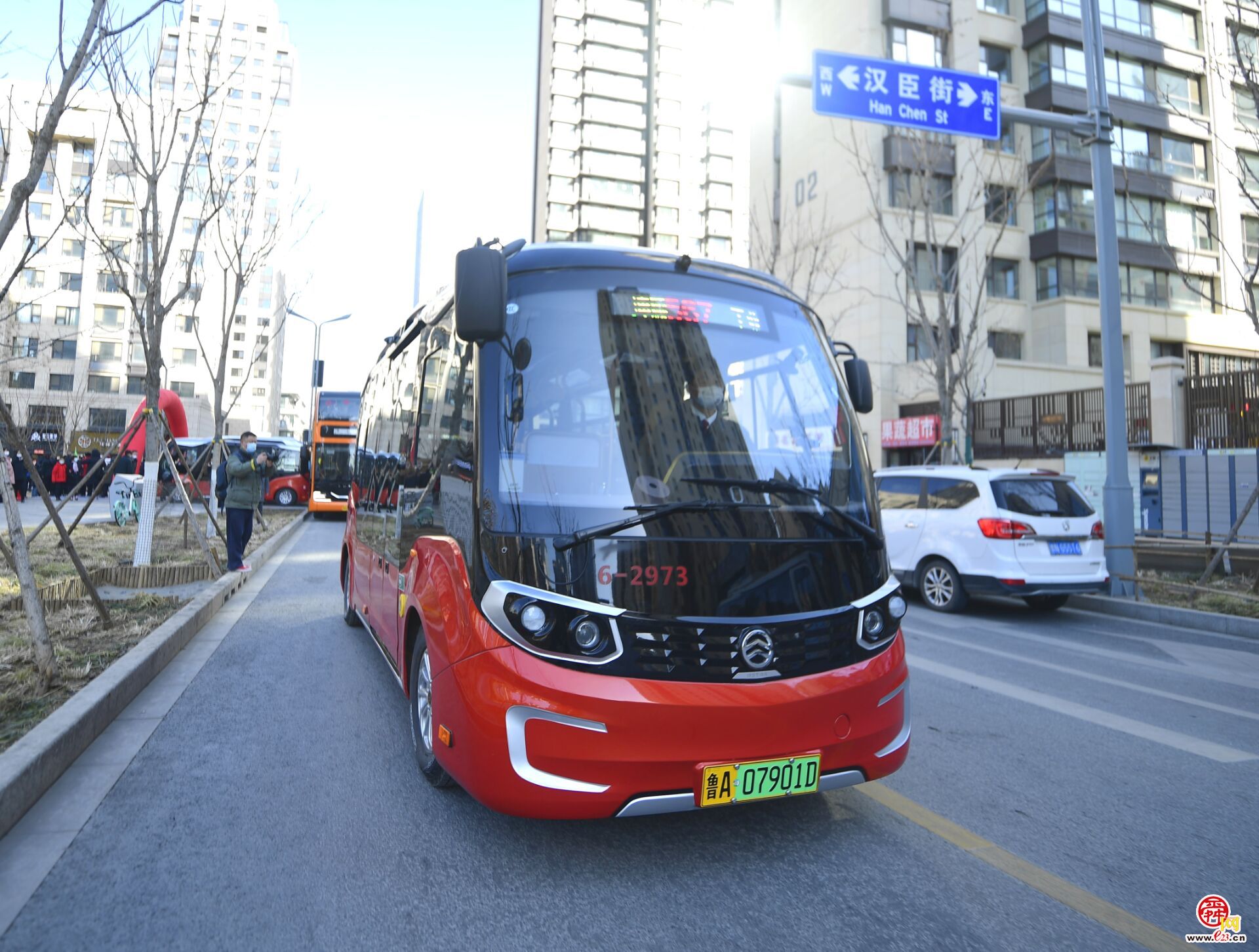 济南首条小巷公交“红墩墩”开通试运行