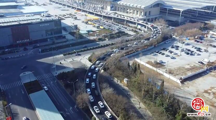 送站车辆排长龙 返程高峰将持续到元宵节