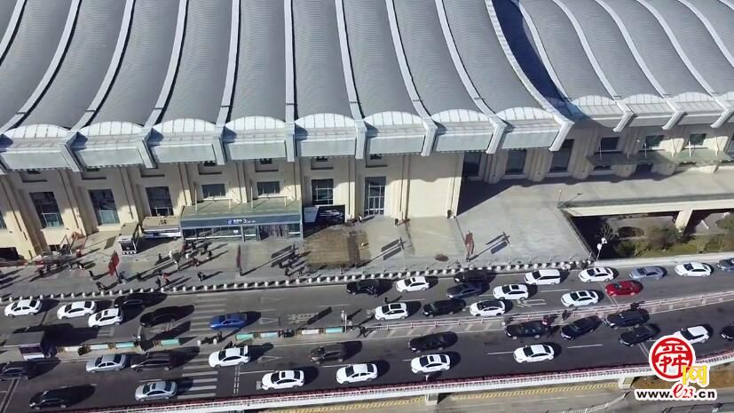 送站车辆排长龙 返程高峰将持续到元宵节