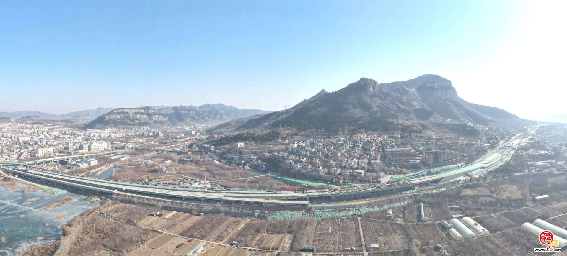 仲宫大桥右半幅新桥箱梁吊装完成