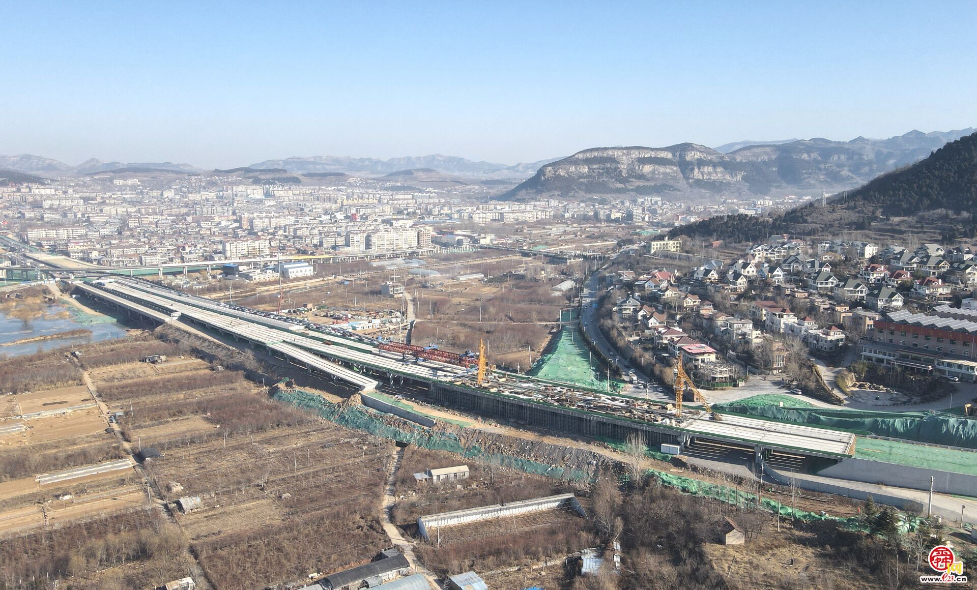 仲宫大桥右半幅新桥箱梁吊装完成