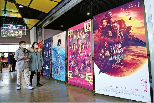 友好的春节档：加量还降价，影院苦尽甘来