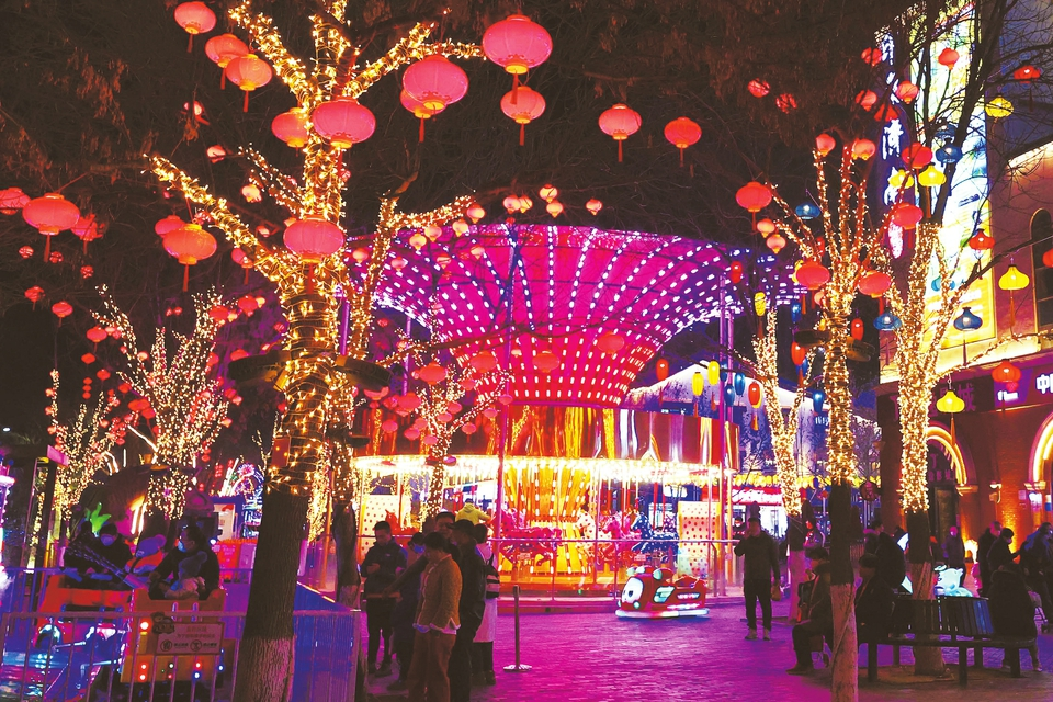 Decorated Lanterns Lighten Nights    Hustle and Bustle Forms Lively Life