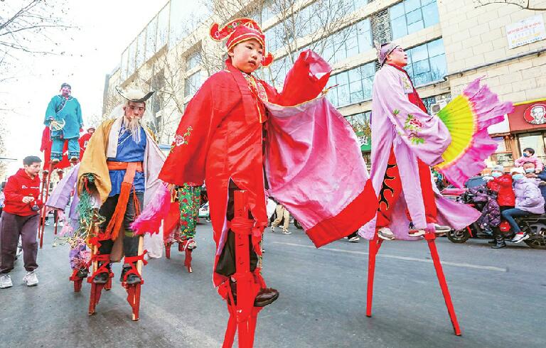 济南小超高跷队里娃娃演员亮眼,从小传播传统文化让他们很自豪