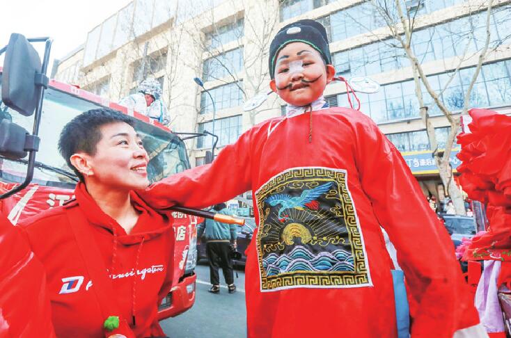 济南小超高跷队里娃娃演员亮眼,从小传播传统文化让他们很自豪