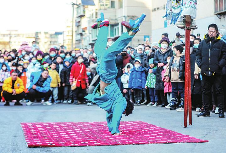 济南小超高跷队里娃娃演员亮眼,从小传播传统文化让他们很自豪