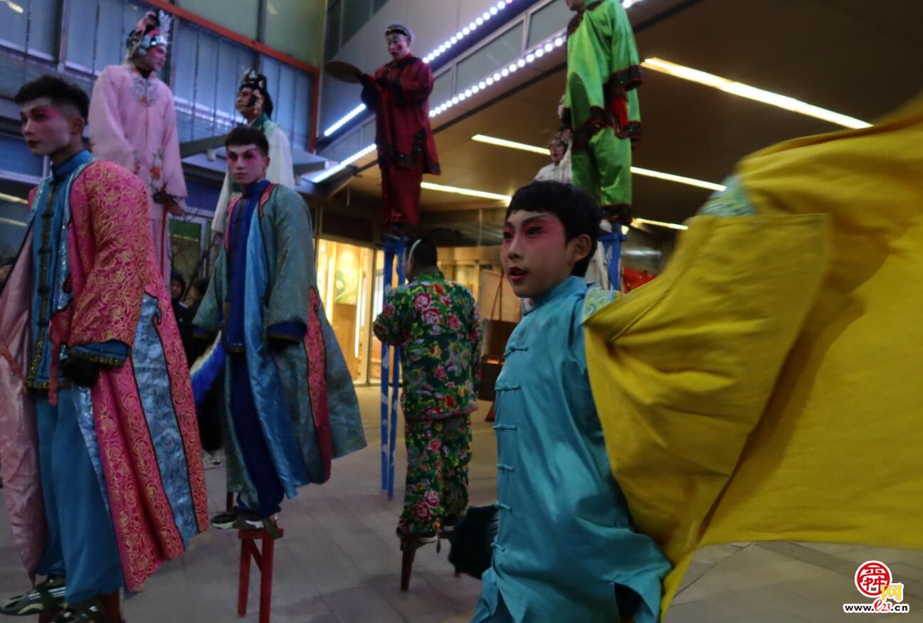 融媒·画像丨当百年非遗遇到稚嫩新面孔——“高跷公子”翩翩来