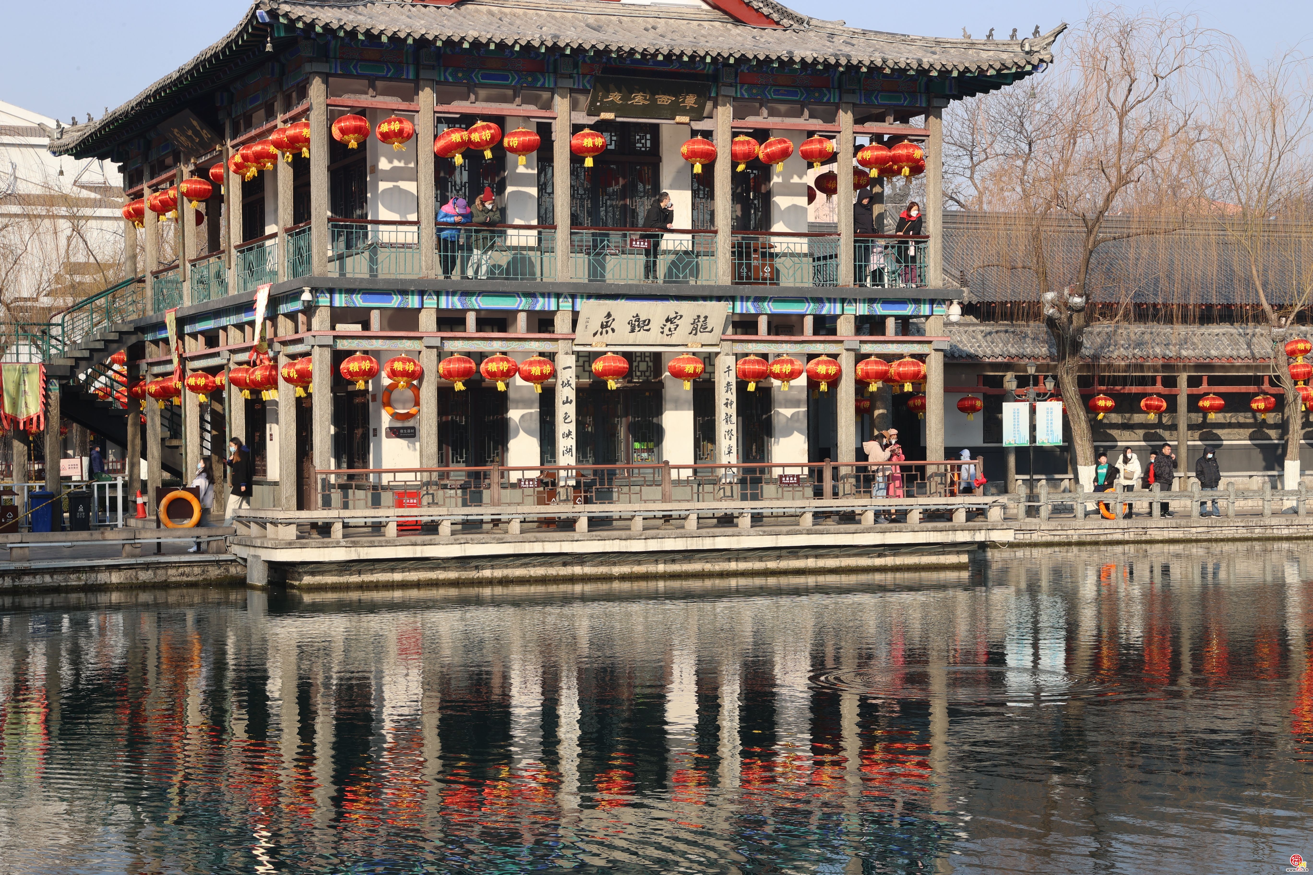 春回大地气温升 游人沐浴暖阳赏春景