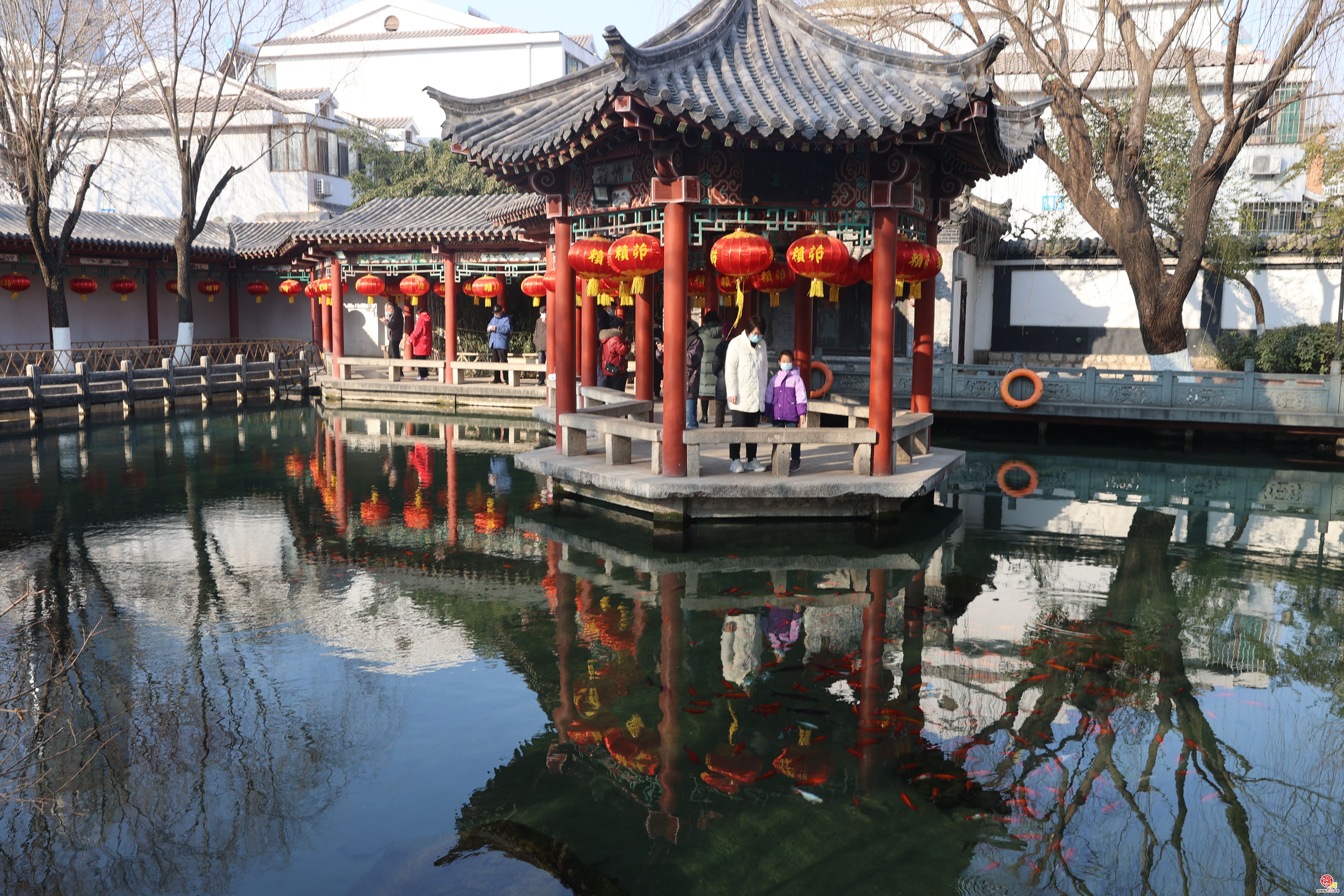 春回大地气温升 游人沐浴暖阳赏春景