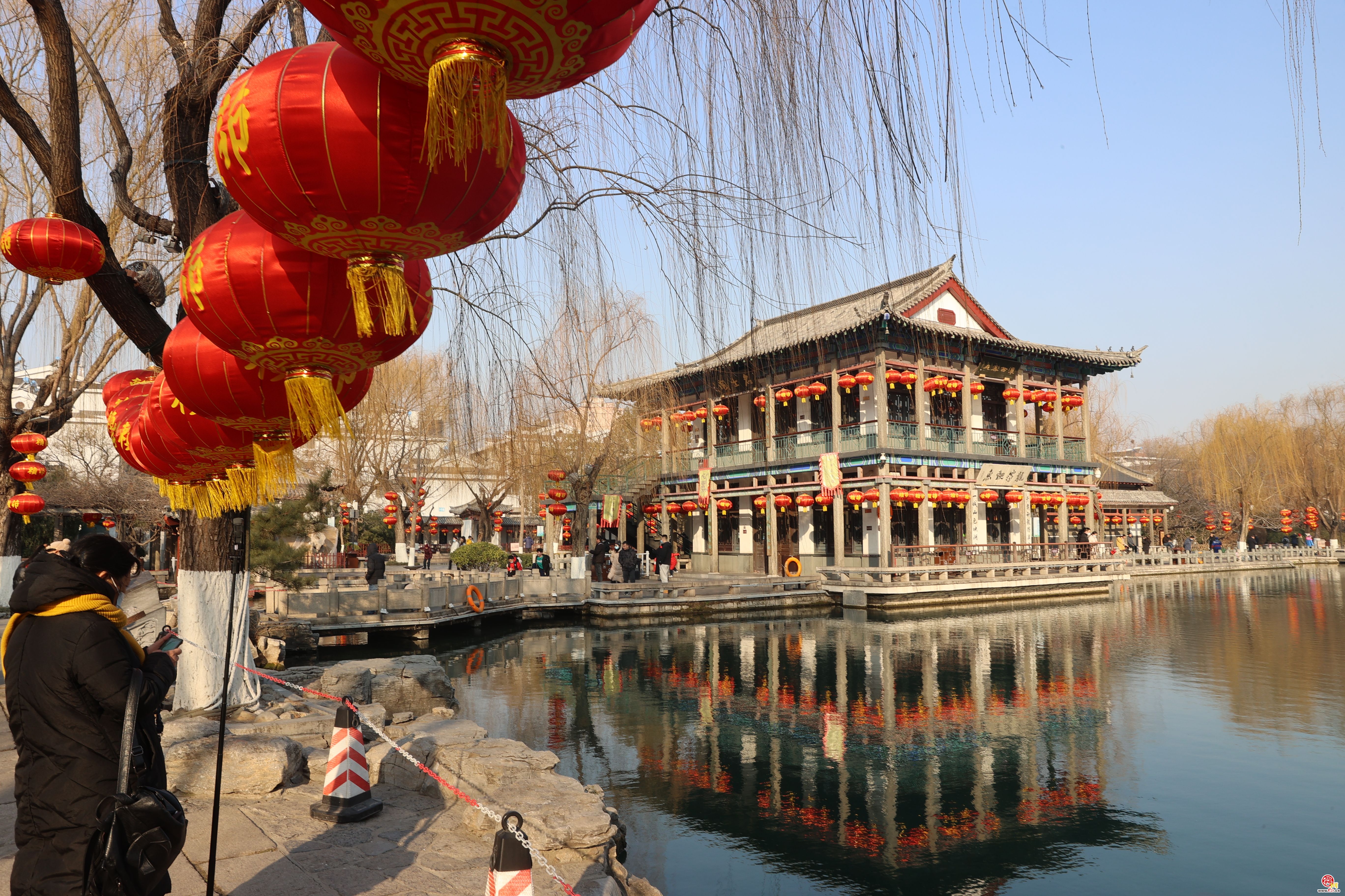 春回大地气温升 游人沐浴暖阳赏春景