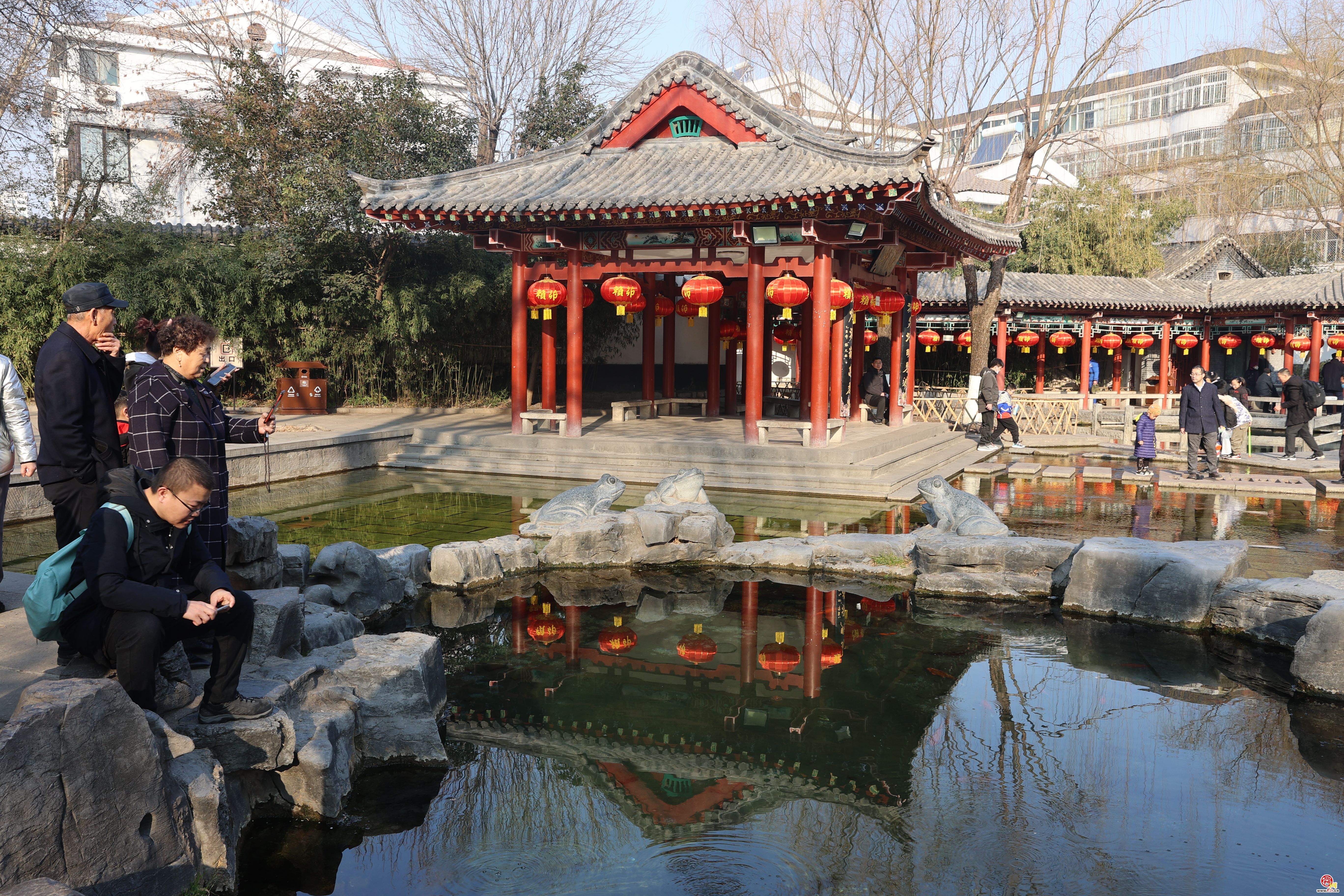 春回大地气温升 游人沐浴暖阳赏春景