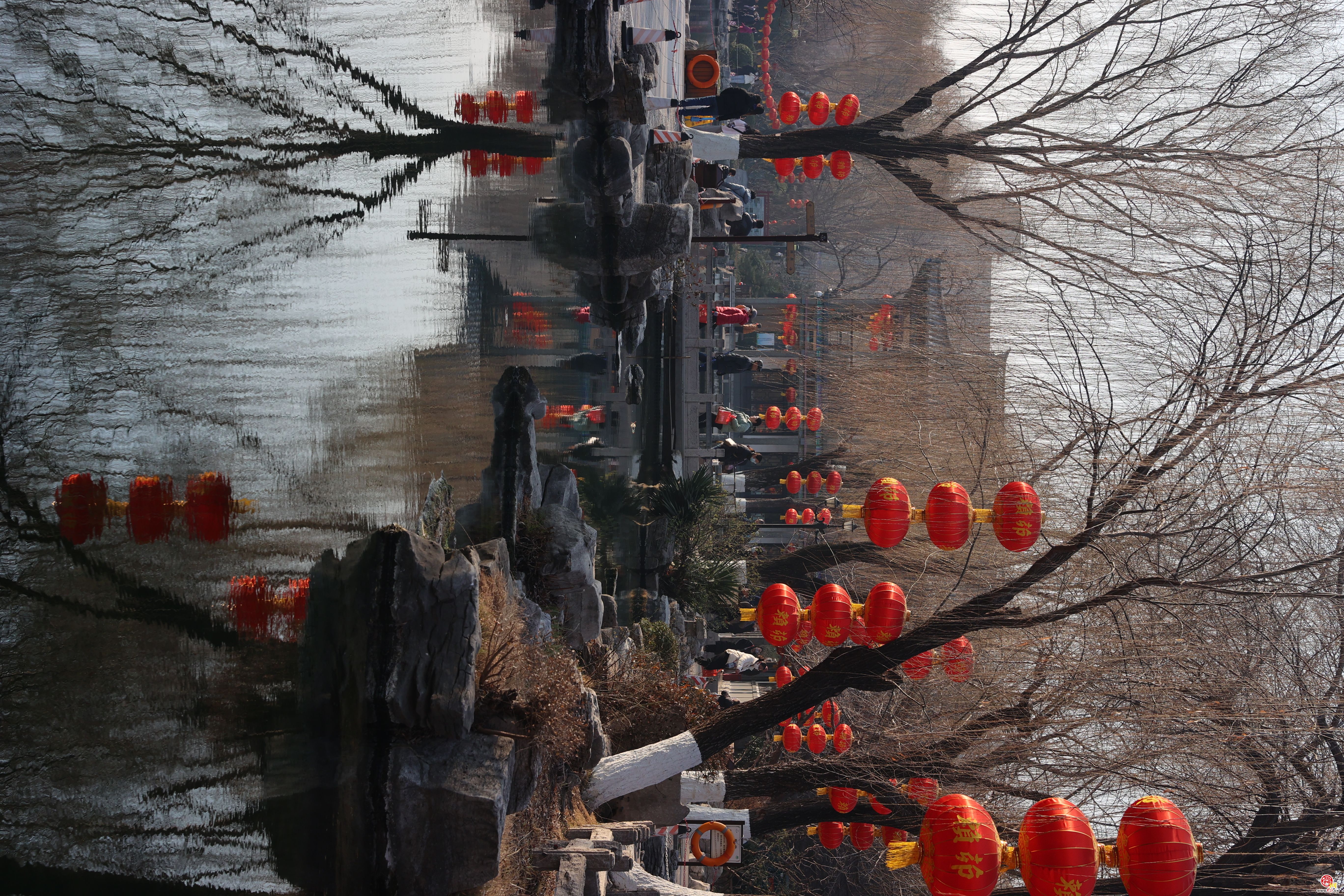 春回大地气温升 游人沐浴暖阳赏春景