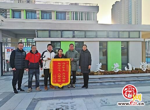 家校联动救了煤气中毒的学生一家人!班主任发现一学生没来上学,发动紧急寻找