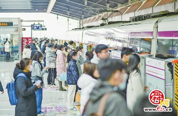 大学生集中返校 济南地铁1号线忙了