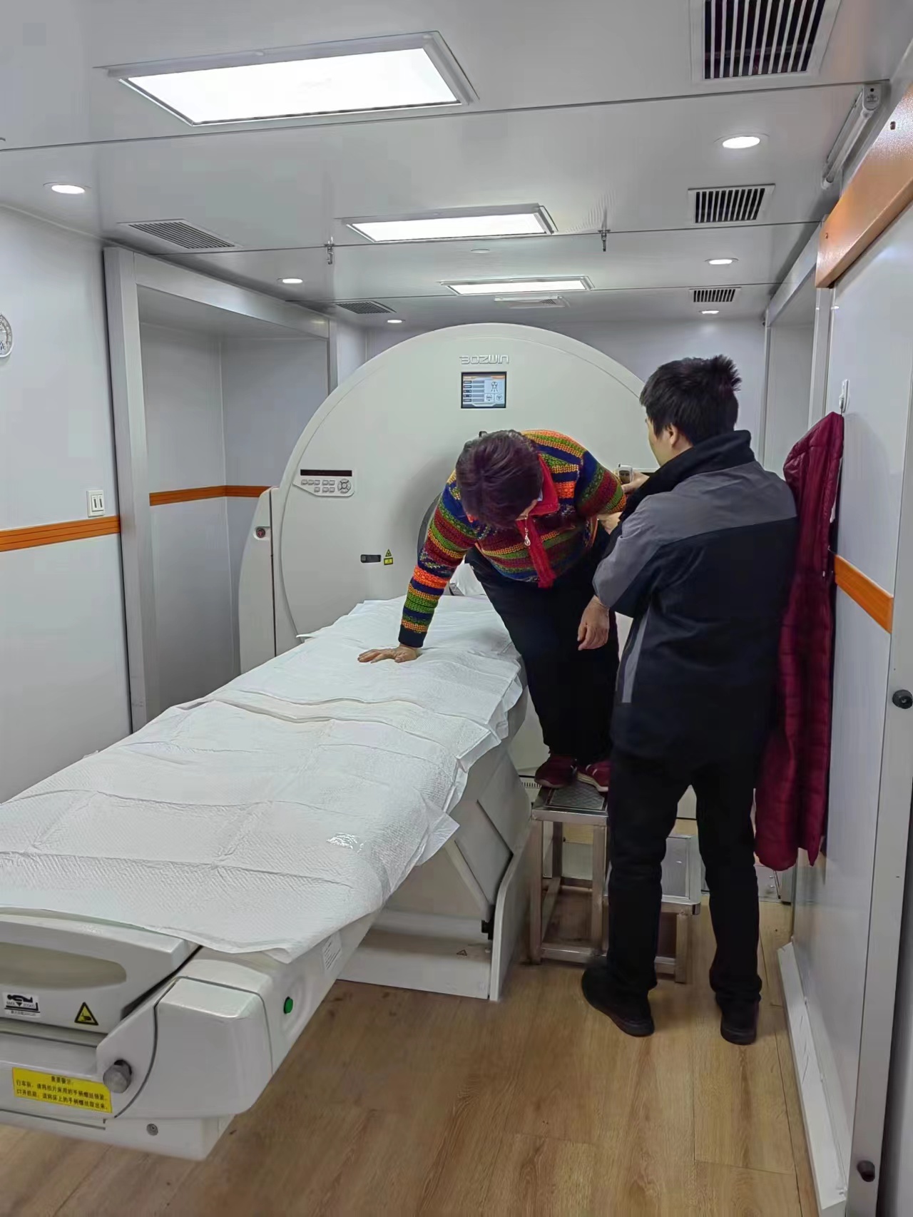 移动健康检测  拉进服务距离——平安银行潍坊分行举办“知肺无恙，春暖花开”送健康活动